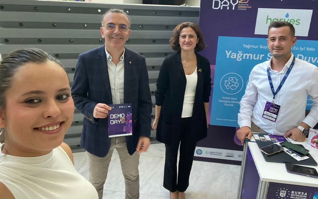 Demo Day 2025 etkinliğinde Harves Technology standının önünde duran ekip